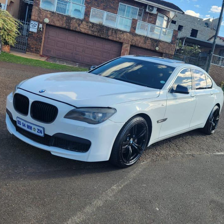 BMW 750d xDrive M Sport – Alpine White