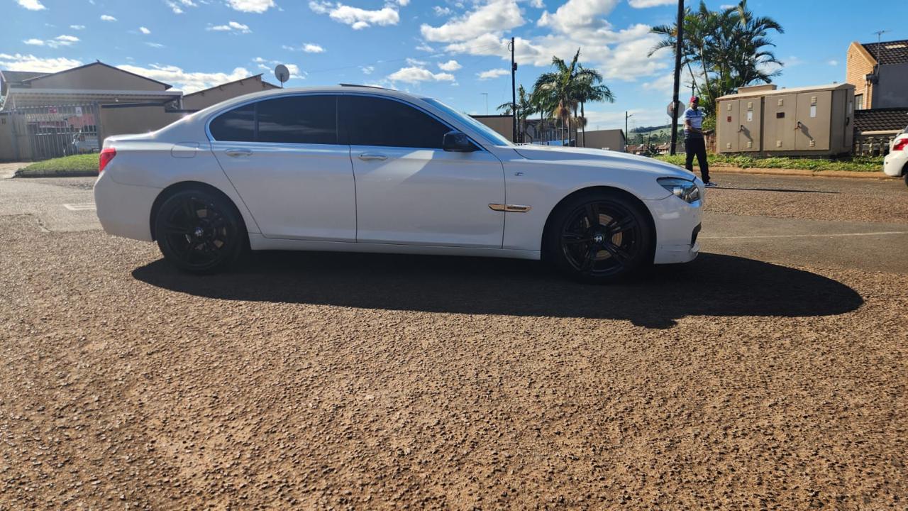 BMW 750d xDrive M Sport – Alpine White