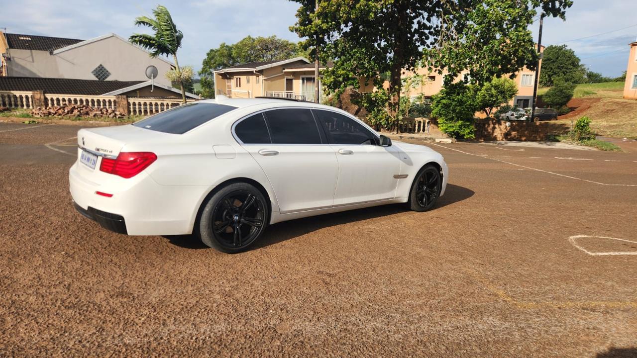 BMW 750d xDrive M Sport – Alpine White