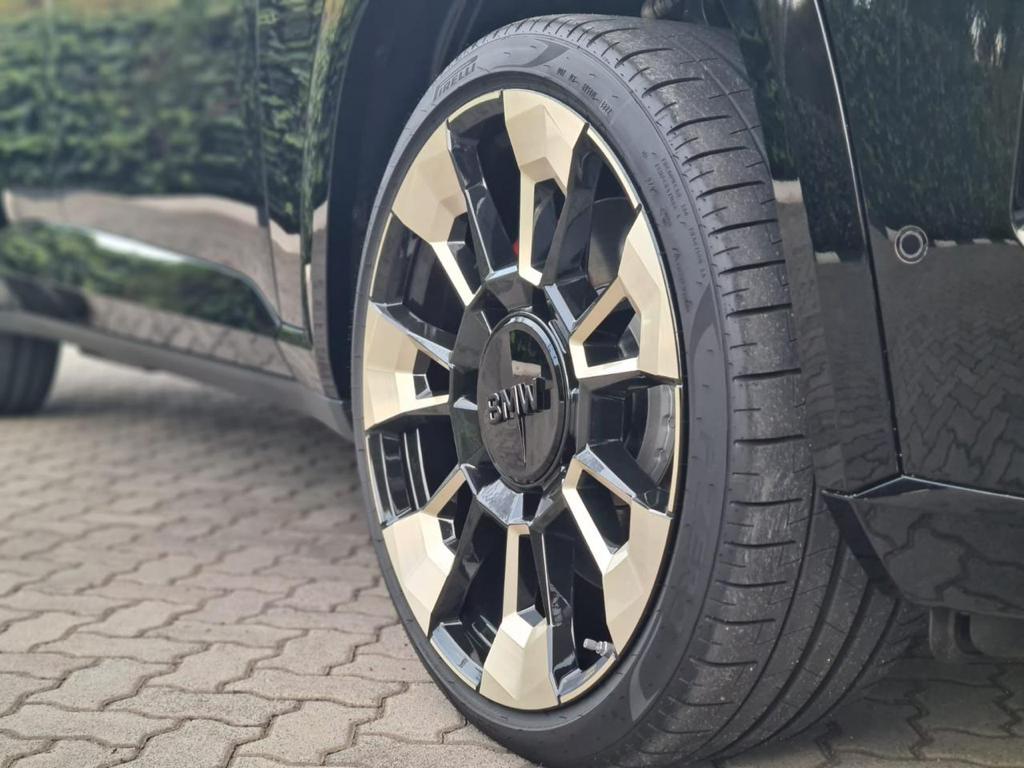 2023 BMW XM - Black Sapphire Metallic (M Performance)